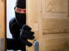 На Макарівщині орудують невловимі грабіжники: не гребують навіть борщем та салом (ВІДЕО)