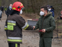 Президент Зеленський нагородив ліквідаторів вогню у зоні ЧАЕС (ФОТО)