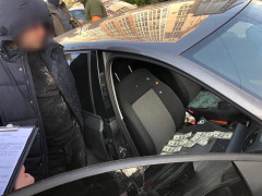 Поліцейський з Ірпеня за хабар повертав власнику арештований автомобіль (ФОТО)