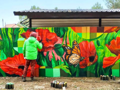 На Бучанщині двоє художників прикрасили квітами сірий паркан (ФОТО)