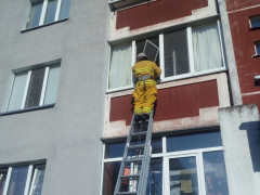 У Славутичі рятувальники визволили дитину із "квартирного полону" (ФОТО)
