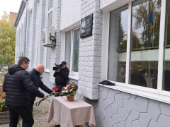 У Рокитному відкрили меморіальну дошку воїну, який загинув на сході України