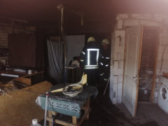 У Києво-Святошинському районі горів триповерховий гараж