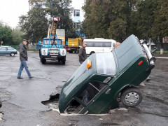 У Сквирі автомобіль "пішов" під землю (ФОТО, ВІДЕО)