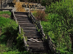 У мережі показали жахливий стан сходів до меморіалу на Київщині (ФОТО)