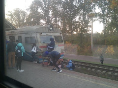 На Київщині діти займаються зачеперством через переповнені електрички (ФОТО)