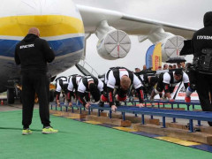 У Гостомелі богатирі встановили рекорд із перетягування найбільшого у світі вантажного літака
