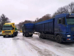  На Київщині вантажівка зіткнулася з бензовозом (ВІДЕО) 