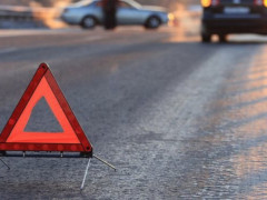 У Києво-Святошинському районі після зіткнення з легковиком маршрутка влетіла у двір (ВІДЕО)