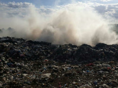 На Переяславщині вже добу палає сміттєзвалище (ФОТО, ВІДЕО)