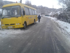 В Обухівському районі шкільний автобус з дітьми злетів у кювет (ФОТО)