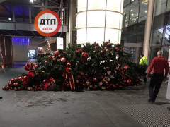 У "Борисполі" впала новорічна ялинка