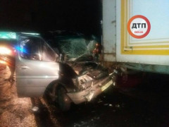 Під Києвом водій мікроавтобуса влетів у вантажівку (ФОТО)