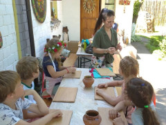 На Вишгородщині музей проводить для дітей майстер- клас ліплення з глини