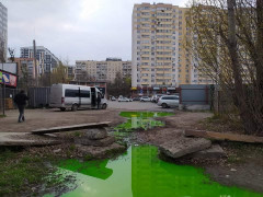 У Вишгороді посеред вулиці зливають невідомі хімікати (ВІДЕО)