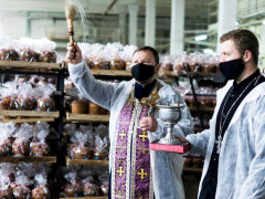 У Переяславі продавали вже освячені паски 