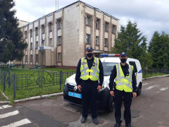 На Броварщині поліцейські допомогли жінці з дитиною дістатися домівки