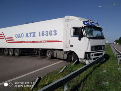 На Яготинщині водій фури врізався у відбійник (ФОТО)