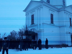 У Володарському районі громада зі скандалом випровадила священика Московського патріархату (ФОТО)