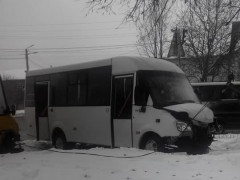  У Боярці маршрутка з людьми влетіла у світлофор (ФОТО) 