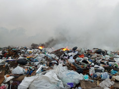 Під Фастовом цілу ніч гасили пожежу на сміттєзвалищі (ФОТО)