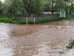 На Макарівщині усім селом боролися з наслідками стихії