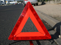 Під Києвом позашляховик врізався у автомобіль, який стояв посеред траси (ВІДЕО)