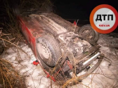  Під Києвом перевернувся автомобіль (ФОТО)