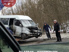 У Вишгородському районі маршрутка виїхала на зустрічну смугу та зіткнулася з іномаркою (ФОТО) 