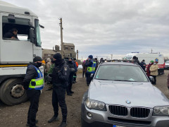 Поліцейські забезпечували порядок біля заблокованого агропідприємства на Білоцерківщині (ФОТО)