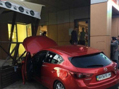 Горе-водій: під Києвом дівчина в'їхала у магазин (ФОТО)