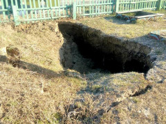 У Гостомелі утворилося провалля біля дитячого майданчика (ФОТО) 