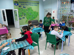 У Козині дітям провели майстер-клас зі створення новорічного сувеніра (ФОТО)