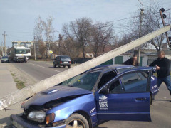 У Борисполі жінка на іномарці знесла електроопору (ФОТО)