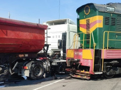 На Фастівщині локомотив протаранив вантажівку