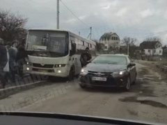 У Тарасівці маршрутка застрягла в ямі посеред дороги