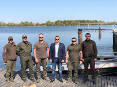 Операція "зариблення": у Канівському водосховищі поповнення (ФОТО)