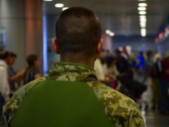 У "Борисполі" іноземець намагався прикордоннику пояснити мету свого приїзду хабарем у 100 євро 