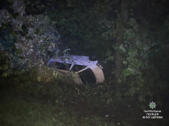 У Ставищі мікроавтобус на швидкості з’їхав у кювет та перевернувся (ФОТО)