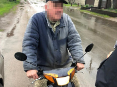 У Борисполі п’яний водій мопеду без шолому катався по місту 