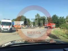 На Київщині арматура вилетіла з вантажівки і проткнула легковик: постраждала жінка