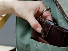 На вокзалі Бучі жінка відкрито заволоділа чужим майном