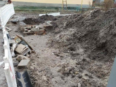У мікрорайоні Обухова після ремонту труб біля будинку утворилася небезпечна яма (ФОТО)