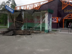 Дивом врятувалися: У Козині обвалився дах зупинки