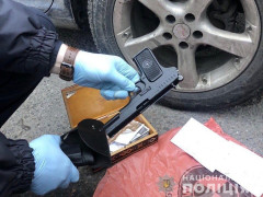На Київщині виявили наркотики та зброю у порушника ПДР