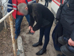 У Василькові правоохоронці дістали з річки безпомічного чоловіка (ФОТО)