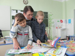 Діти з Українки власноруч виготовили книжечки для воїнів АТО (ФОТО)