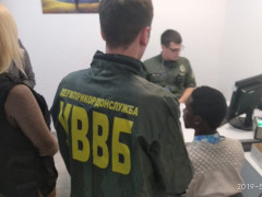 Повернулися додому: у "Борисполі" двоє іноземців пропонували прикордонникам тисячу доларів хабара