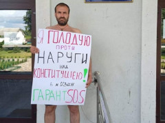 В Узині оголений активіст розпочав голодування через бездіяльність місцевої влади