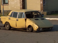 Форсаж відпочиває: в Узині "Жигуль" на швидкості врізався в бордюр